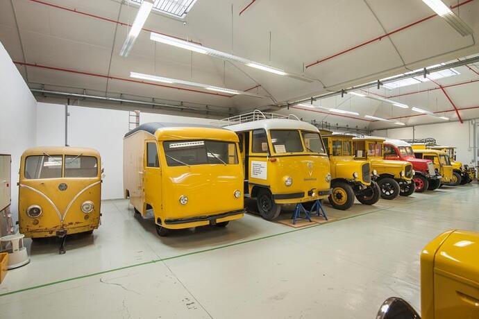 Sammlung-von-Elektrofahrzeugen-im-Depot-des-Museums-für-Kommunikation-Frankfurt