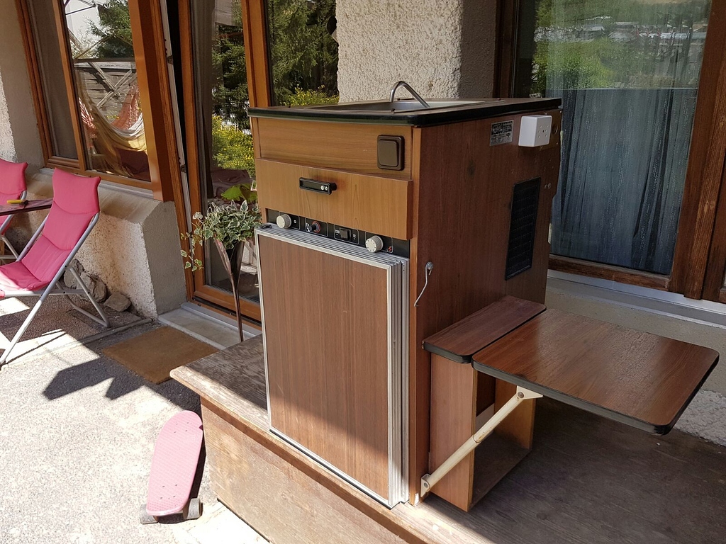 Original t2 lavabo und kühlschrank mit möbel zu verkaufen☺