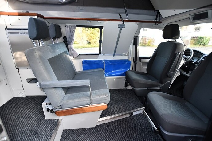 Sitzgruppe mit schwenbarem Tisch