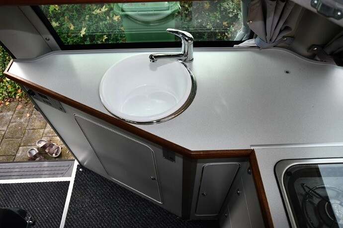 Küche mit Trog & Kalt- und Warmwasser